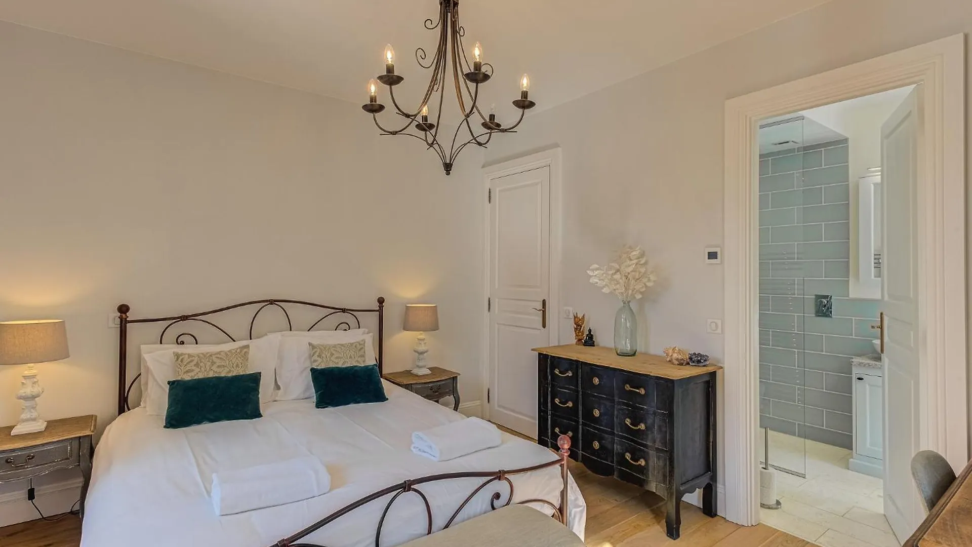 Apartment Aiguille Du Midi Central Chamonix - Alpes Travel - Sleeps 6
